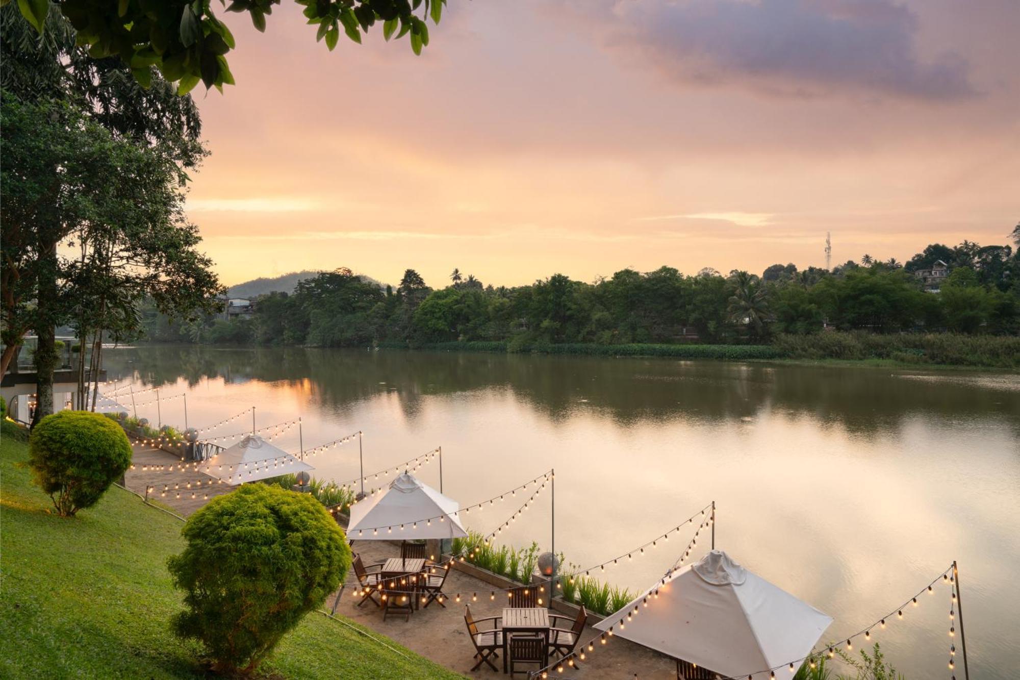 Mahaweli Reach Hotel Kandy Eksteriør bilde