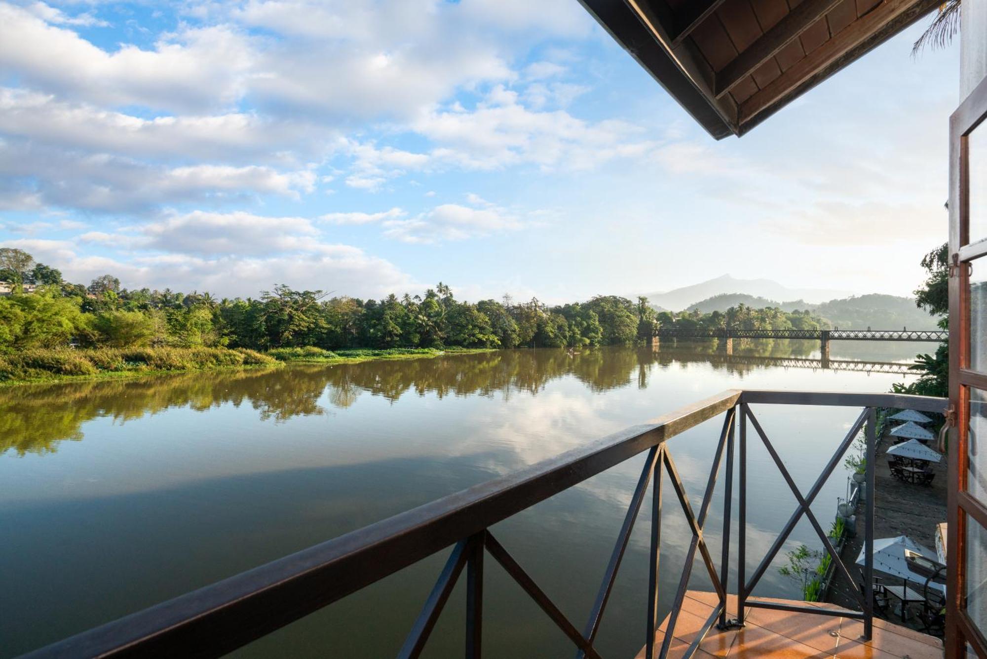Mahaweli Reach Hotel Kandy Eksteriør bilde